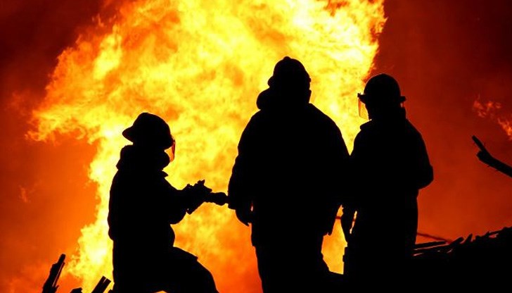 Пламъците са тръгнали минути преди 3:00 часа през нощта