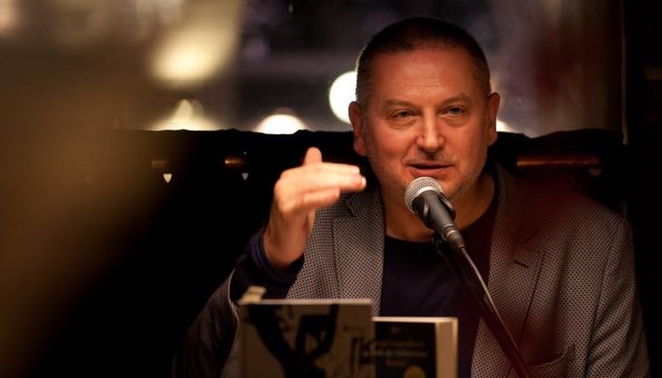 "Следващите поне 10 - 15 години ще бъдат дефинирани от това, което се случва днес. В исторически план може да не е много, но в човешки план говорим за голяма част от живота ни", казва писателят "Следващите поне 10 - 15 години ще бъдат дефинирани от това, което се случва днес. В исторически план може да не е много, но в човешки план говорим за голяма част от живота ни", казва писателят