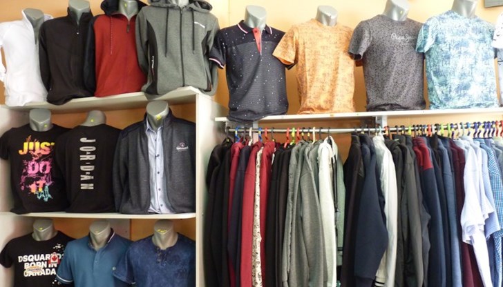 Конфискувани са общо 800 броя артикули, имитиращи известни марки