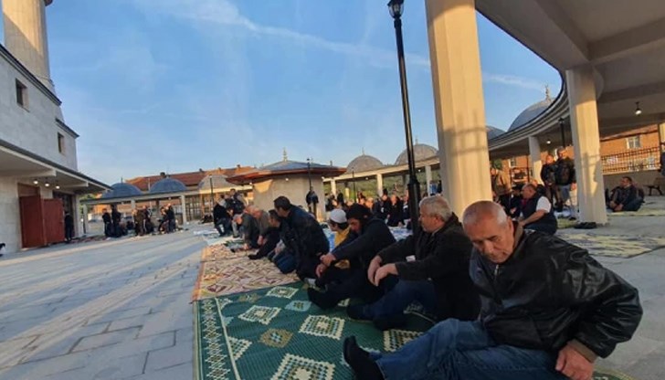 В Кърджали стотици се събраха в голямата джамия на града, за да се помолят