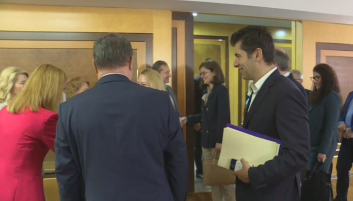 Българската правителствена делегация, състояща се от премиера Кирил Петков, двама вицепремиери и двама министри, пристигна в Италия.