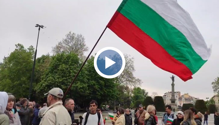 Участниците се събраха пред сградата на общинската и областната администрации в центъра на града