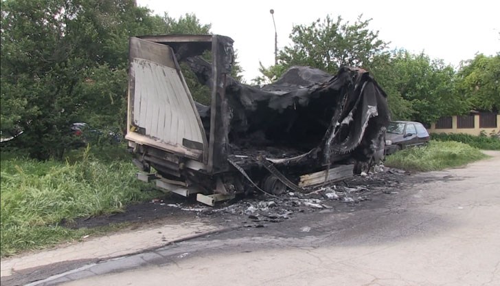 При пожара са нанесени щети и на предната маска на лек автомобил „Рено“ и по преден мигач на „Фолксваген“