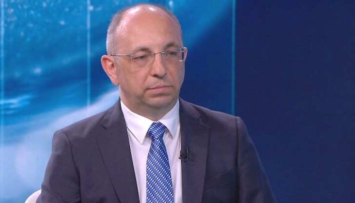 Ако правителството изкара целия мандат, то самото планира публичният дълг в края на мандата да бъде примерно 52 милиарда лева, добави той.