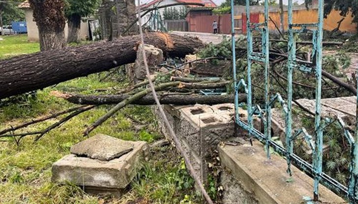 През следващите часове се повишава вероятността и от наводнения