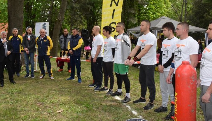 Участниците ще мерят сили в обръщане на гума; хвърляне на пудовка; фермерска разходка; теглене на автомобил с въже Участниците ще мерят сили в обръщане на гума; хвърляне на пудовка; фермерска разходка; теглене на автомобил с въже