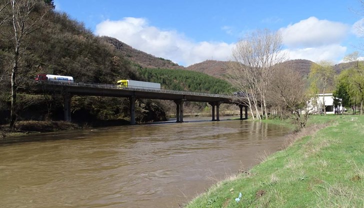 Главна дирекция “Национална полиция” е извършила проверка за спешния ремонт на авариралите диги на река Места край село Борово, общ. Гоце Делчев Главна дирекция “Национална полиция” е извършила проверка за спешния ремонт на авариралите диги на река Места край село Борово, общ. Гоце Делчев
