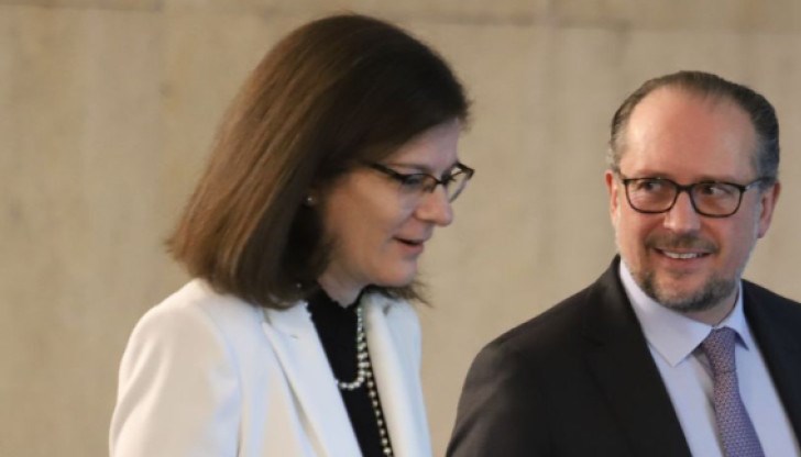 Той се срещна с министър Теодора Генчовска, с която обсъди геополитическата ситуация в следствие на руската инвазия Той се срещна с министър Теодора Генчовска, с която обсъди геополитическата ситуация в следствие на руската инвазия