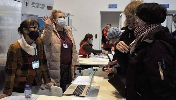 Обмисля се и възможността за финансиране на детегледачи, обясни министър Гьоков