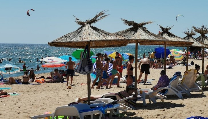 Най-евтино ще е на плаж Нестинарка край Царево – в договора е заложена максимална цена от 36 стотинки за чадър и толкова за шезлонг