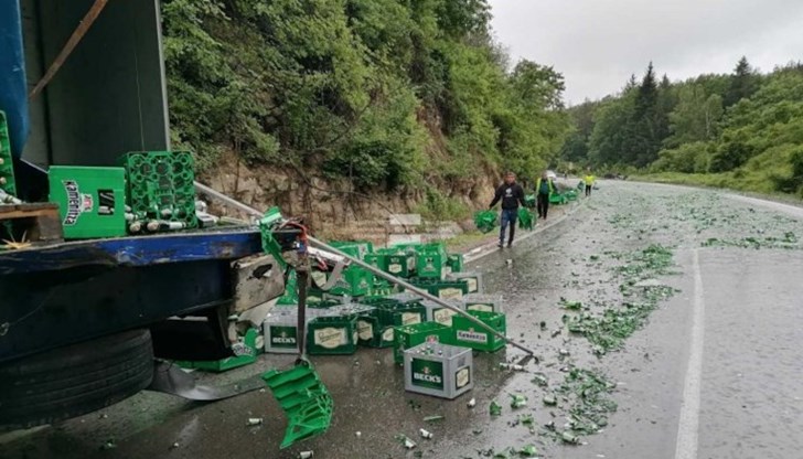 Катастрофа между два тежкотоварни камиона затвори отсечката между Волово и Борово