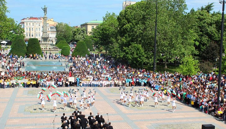 Началото на тържествените чествания ще започне в 10:30 ч. Два лъча с представители на всички училища от града, носещи 80-метров български трибагреник, ще тръгнат от СУ „Христо Ботев“ и ПГДВА „Йосиф Вондрак“ под съпровода на Общинския духов оркестър и барабанчиците от НУИ „Проф. Веселин Стоянов“