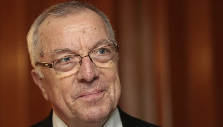 Нямам контакт с него. Предполагам, че няма да ме пуснат да го видя Нямам контакт с него. Предполагам, че няма да ме пуснат да го видя