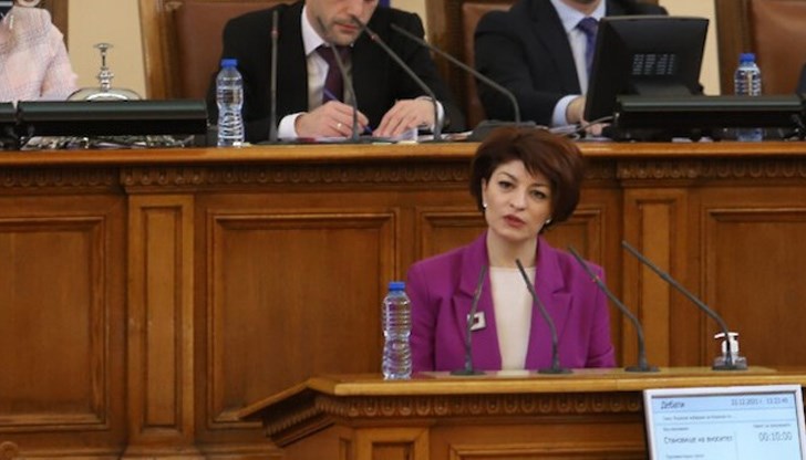 "При ГЕРБ имаше хляб, а сега само зрелища", каза още депутатката от Дулово в парламента