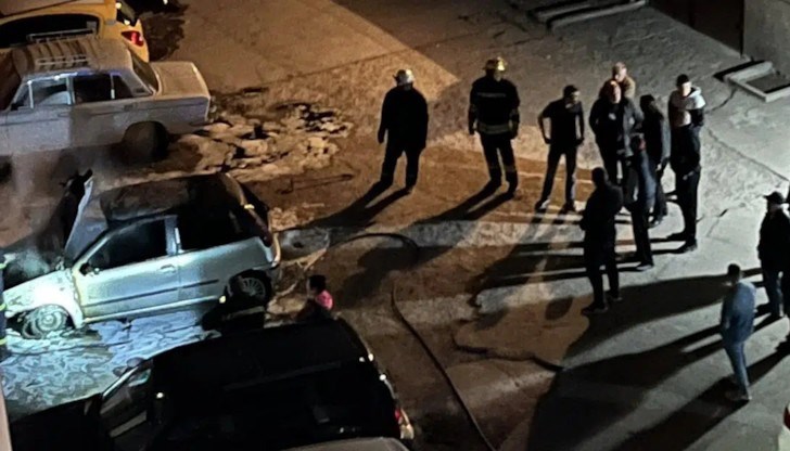 Нанесени са щети на паркираните в близост коли, както и на близкия офис на IT компания