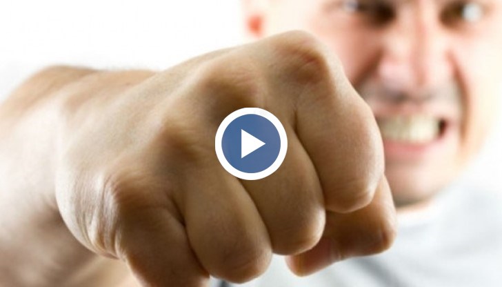 Нападателят бил един и бил повикан от жена, която помолили да говори по-тихо по телефона