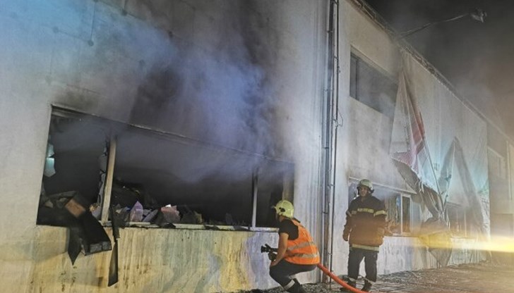 Огънят е горял на два етажа по 750 квадрата