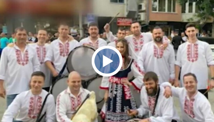 Първоначално идеята беше с мен да има само една гайда. Но баща ми се прибра една вечер и каза, че е намерил още 11 тъпана от наши познати и приятели”, разказа Петя от Пловдив