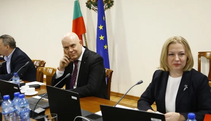 Главният прокурор е публично смел, когато е оставен да говори за каквото той иска