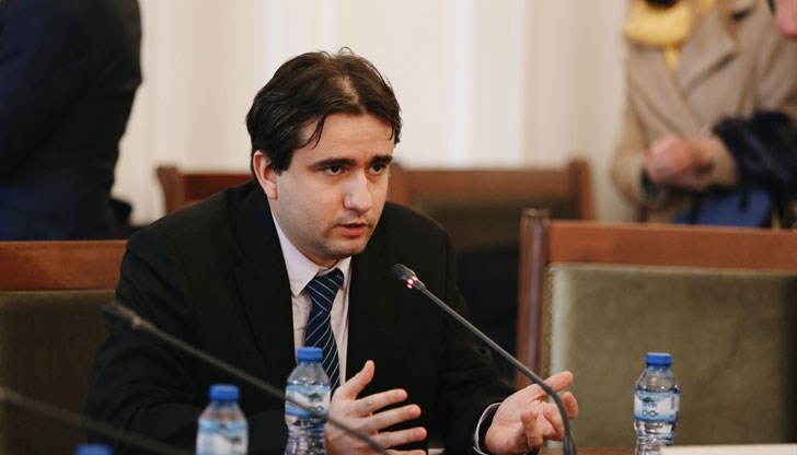 На него ще обсъдим спешни мерки, с които да повишим защитата от различни видове атаки, които зачестяват в последните седмици, обясни министърът