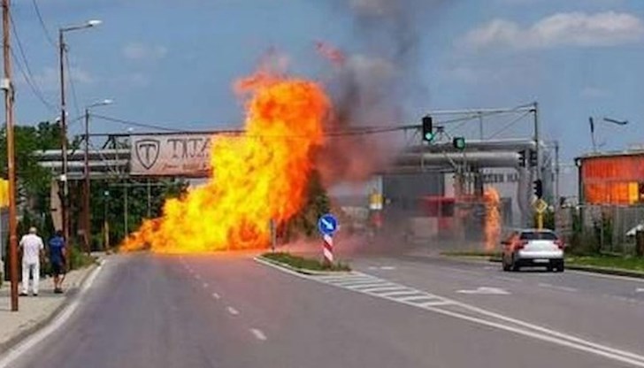 До инцидента се стигна при подземни сондажни дейности по прокарване на водопровод – нарушена е тръба на фирмата, която захранва града със синьо гориво До инцидента се стигна при подземни сондажни дейности по прокарване на водопровод – нарушена е тръба на фирмата, която захранва града със синьо гориво