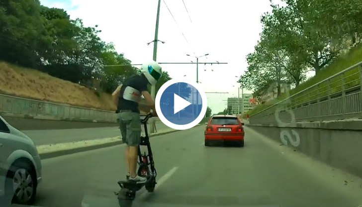 Младеж с тротинетка изправи косата на шофьор на автомобил