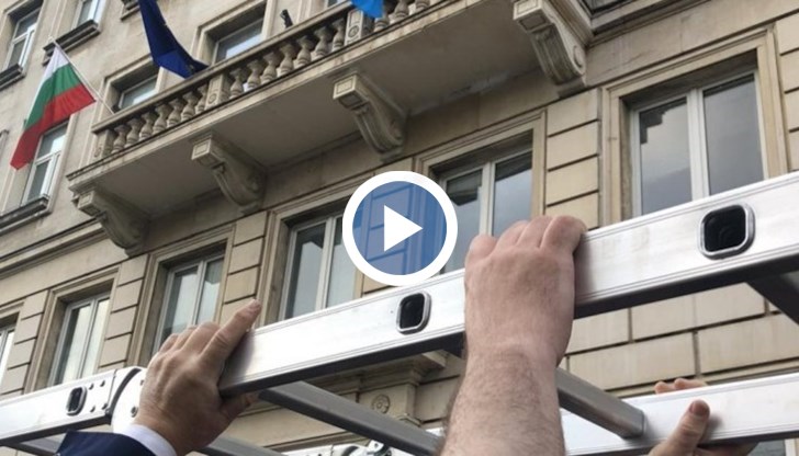 "Възраждане" отново опитват да свалят знамето на Украйна
