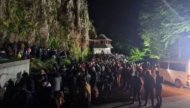 Според местно предание в нощта на 5 срещу 6 май, когато настъпва Хъдърлез, ледените води, извиращи от скалите в района, добиват целебна сила