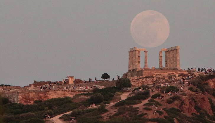 Любителите астрономи наблюдаваха зашеметяваща и едновременно необичайна гледка, предизвикана от пълното лунно затъмнение – супер кървава луна Любителите астрономи наблюдаваха зашеметяваща и едновременно необичайна гледка, предизвикана от пълното лунно затъмнение – супер кървава луна