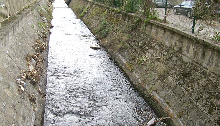 В опит да извади падналата си обувка от канала, момичето паднало, след което последвал трагичния инцидент В опит да извади падналата си обувка от канала, момичето паднало, след което последвал трагичния инцидент
