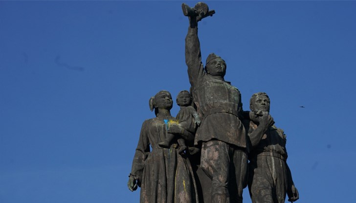 Използвани са цветовете на украинското знаме – жълт и син