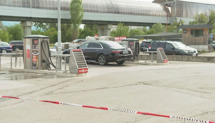 Полицията все още издирва извършителите