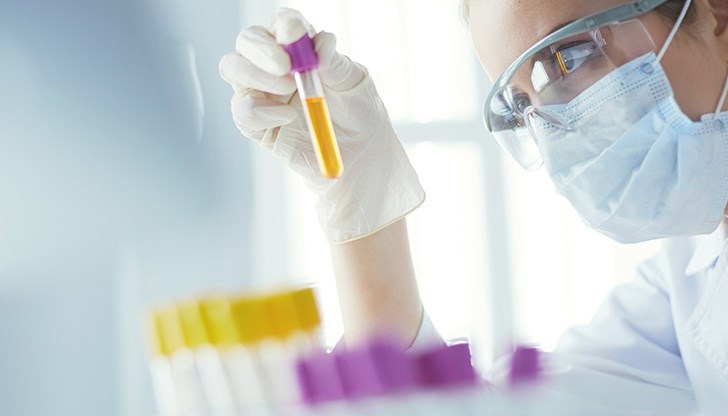 Възможно е и предаване от човек на човек при близък контакт с лезии, телесни течности, респираторни капчици и замърсени материали, посочват от Центъра.