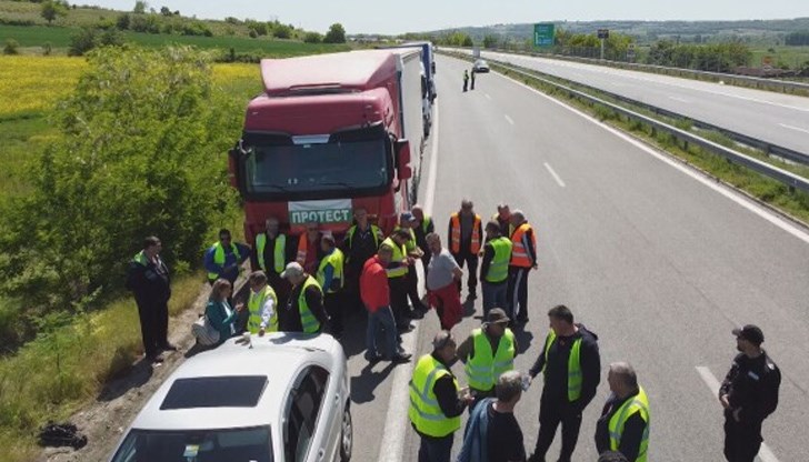 Междувременно правителството планира да премахне акциза върху газа, метана и пропан-бутана. От бранша обаче коментираха, че тази мярка не е достатъчна и настояват и другите им искания да бъдат изпълнени Междувременно правителството планира да премахне акциза върху газа, метана и пропан-бутана. От бранша обаче коментираха, че тази мярка не е достатъчна и настояват и другите им искания да бъдат изпълнени