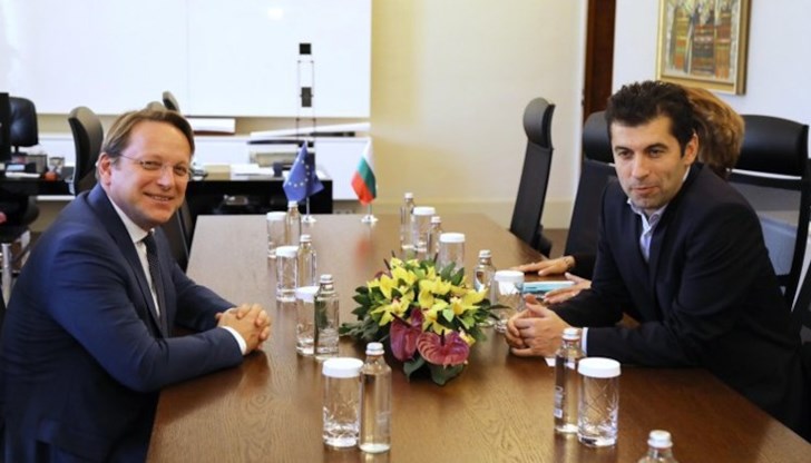 Министър-председателят Кирил Петков проведе работна среща с европейския комисар по съседство и разширяване Оливер Вархеи