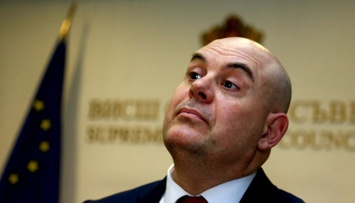 С процедурни хватки в началото на април решението беше отложено