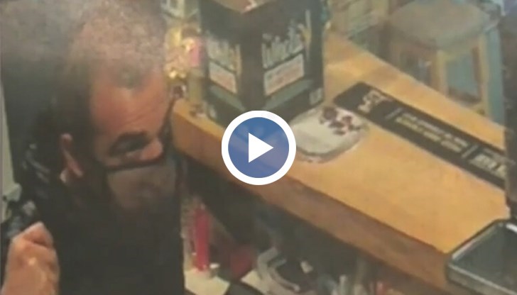 "Камерата ме уведоми с SMS, че има влязъл човек в кафенето. Видях как влиза вътре, чувства се част от екипа, отива зад бара и взима пари и стока", разказва потърпевшият