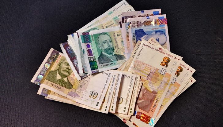 Средната месечна работна заплата е намаляла с 1,2%