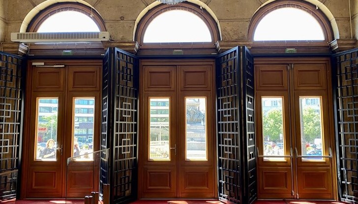 Четири месеца след протеста на "Възраждане" срещу COVID сертификатите, когато имаше опити за незаконно нахлуване в Народното събрание, един от входовете на парламента е с допълнителни решетки Четири месеца след протеста на "Възраждане" срещу COVID сертификатите, когато имаше опити за незаконно нахлуване в Народното събрание, един от входовете на парламента е с допълнителни решетки