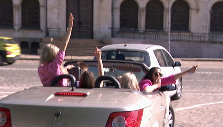 От полицията напомнят, че дрифтенето и надвесването от прозорците на автомобилите се наказва от закона и може да бъде определено като "хулиганство на пътя" От полицията напомнят, че дрифтенето и надвесването от прозорците на автомобилите се наказва от закона и може да бъде определено като "хулиганство на пътя"