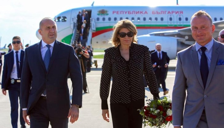 В делегацията на българския държавен глава е министърът на външните работи Теодора Генчовска, както и представители на българския бизнес