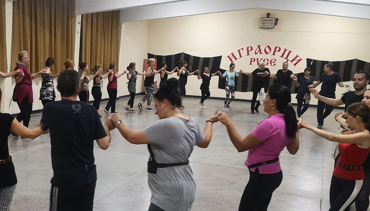 Русенци, които бяха най-многолюдната група на Фестивала, се включиха с пайдушко, селско шопско хоро и черкезка и журито отреди за тях престижната втора награда