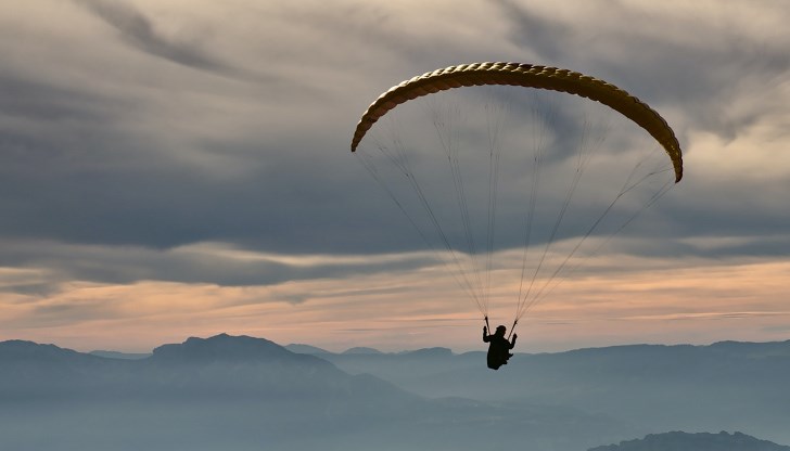 Източници, близки до разследването твърдят, че до инцидента се е стигнало, тъй като основният парашут на военния не се е отворил правилно