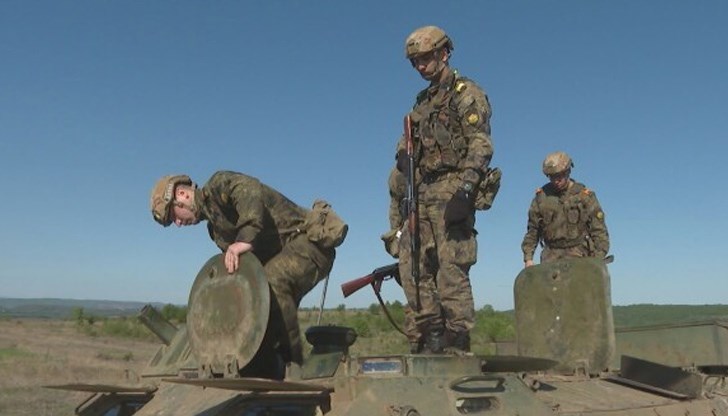 „Бойните жилетки, които се използват на въоръжение в българската армия, имат защита 3А+, плочите осигуряват защита срещу хладни оръжия, срещу патрони от автомат „Калашников“, разкрива майор Бешевлиев „Бойните жилетки, които се използват на въоръжение в българската армия, имат защита 3А+, плочите осигуряват защита срещу хладни оръжия, срещу патрони от автомат „Калашников“, разкрива майор Бешевлиев