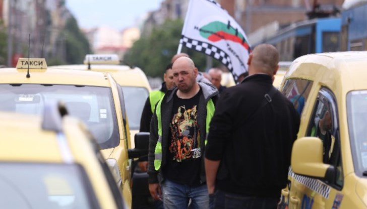 Таксиметрови шофьори се включиха в протеста в София
