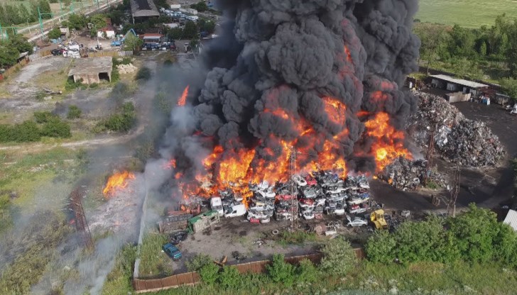 На място са изпратени 3 противопожарни автомобила На място са изпратени 3 противопожарни автомобила