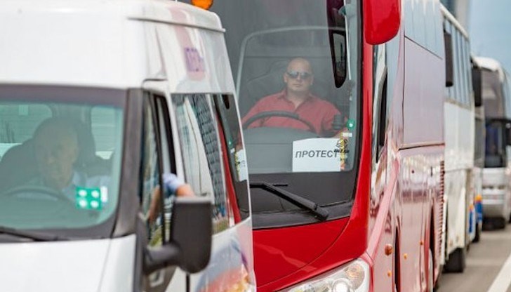 Камионите ще тръгнат от паркинга на ПИНК на бул.“България“ 310, ще обиколят кръговото на Дунав мост и ще продължат със скорост от 20 км в час по бул.“България“ до Метро