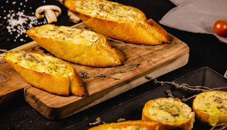 Чесънът е съставка, която успява да придаде ароматен и наситен вкус на всяка храна, затова неговата роля в кулинарията е неизменна Чесънът е съставка, която успява да придаде ароматен и наситен вкус на всяка храна, затова неговата роля в кулинарията е неизменна