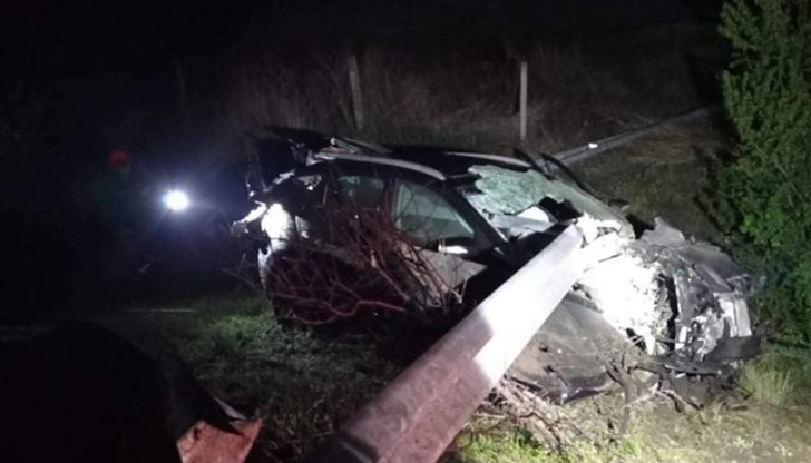 Шофьор се вряза в мантинелата, загина на място