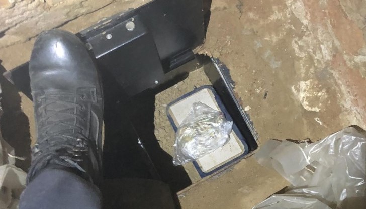 Иззети са мобилни телефони, СИМ карти и около 9000 евро - инкриминирана сума от две телефонни измами в Солун